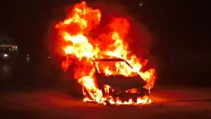 04_11_2022-fire_in_car_in_lucknow_23182922