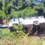 श्रीनगर मार्ग पर बड़ा हादसा, उड़ीसा के यात्रियों की बस सड़क से नीचे मकान पर गिरी, मची चीख पुकार