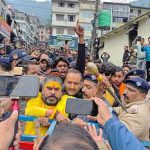 नैनीताल कांड: चारों ओर भीड़, सच्चिदानंद महाराज के समर्थकों और पुलिस के बीच धक्कामुक्की