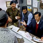 उत्तराखंड–फिल्मी अंदाज़ में पहुंचे कमिश्नर रावत, CSC सेंटर में मचा हड़कंप, दस्तावेज़ लेखक फैजान फर्जी कागज़ात बनाते रंगे हाथों पकड़ा गया…